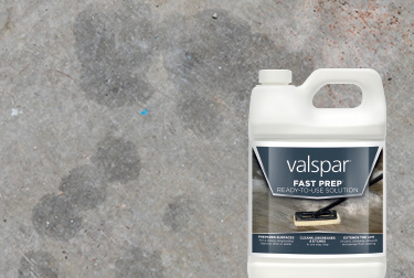 Contenedor de Valspar Fast Prep en primer plano contra fondo de concreto.