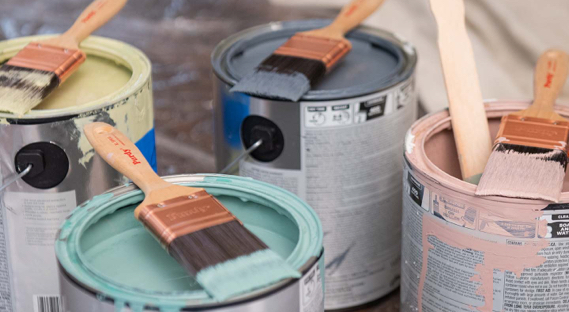 Lata de cinco galones de Valspar Ultra Interior Paint & Primer; etiqueta azul plata.