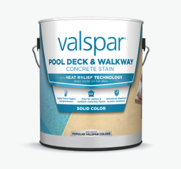 Lata de Valspar Pool Deck & Walkway Concrete Stain with Heat Relief Technology; lata azul y blanco con imagen de borde de piscinas.