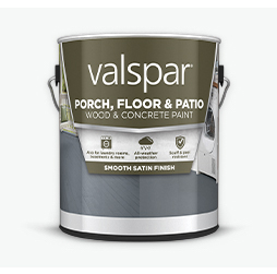 Lata de pintura Valspar de concreto y madera para porches, pisos y patios de Valspar: etiqueta blanca con imagen de porche de madera e íconos de beneficios.