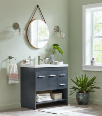 Baño con paredes Solstice Breeze, tocador gris, varias plantas y molduras de ventana blanco y encimera. 