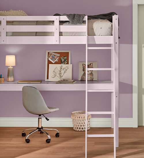 Cama alta y escritorio Winder Sunrise contra pared Plum Legacy con moldura Swiss Coffee. 