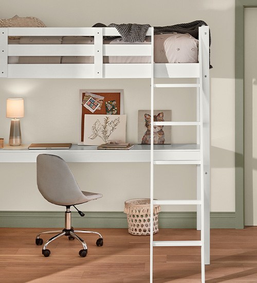 Cama alta y escritorio Ultra White contra pared Villa Grey con moldura Blanched Thyme. 